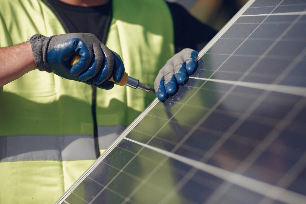 Operario instalando un panel solar en España